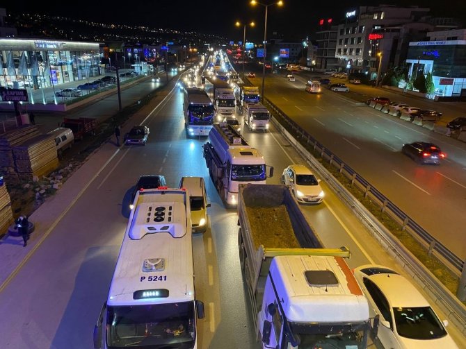 İ̇ki Servis Minibüsü Ve Otomobil Çarpıştı: 2 Yaralı