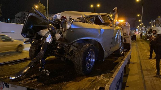 İ̇ki Servis Minibüsü Ve Otomobil Çarpıştı: 2 Yaralı