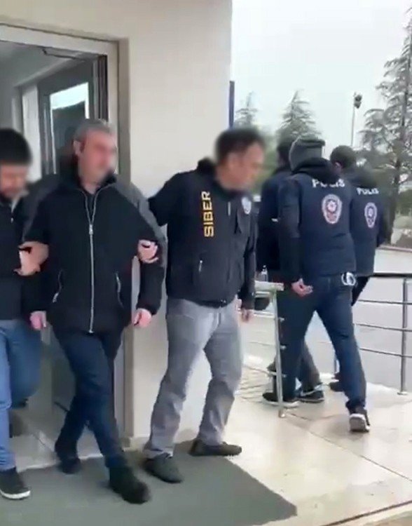 ’Kredi Vereceğiz’ Diyerek Dolandırıcılık Yapan Şahıslar Yakalandı