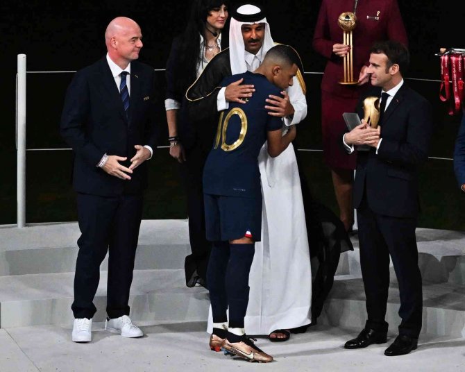 Macron, Dünya Kupası Finalindeki Davranışlarıyla Sosyal Medyanın Gündeminde