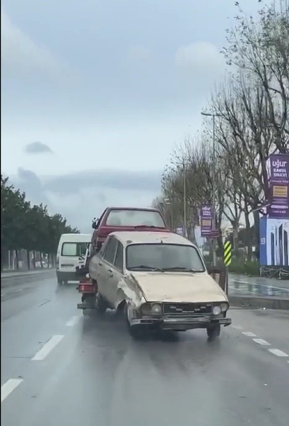 Maltepe’de Oto Çekiciden Tehlikeli Taşımacılık Kamerada