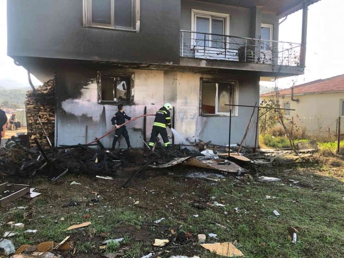 Çakmak İle Oynayan Çocuklar Evi Yakıyordu