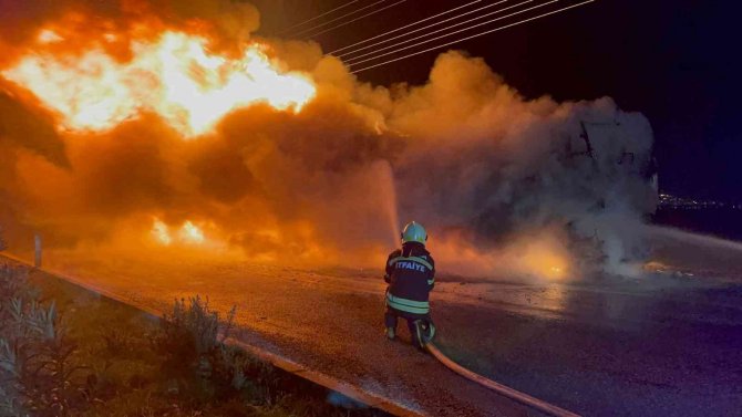 Yolcu Otobüsü Küle Döndü, Yolcular Son Anda Kurtuldu