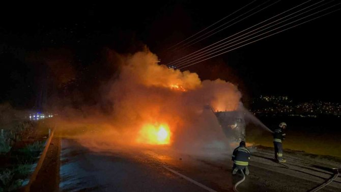Yolcu Otobüsü Küle Döndü, Yolcular Son Anda Kurtuldu