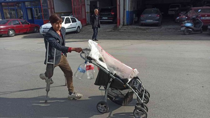 Tek Ayak Üzerinde Çalışarak Aile Bütçesine Destek Oluyor
