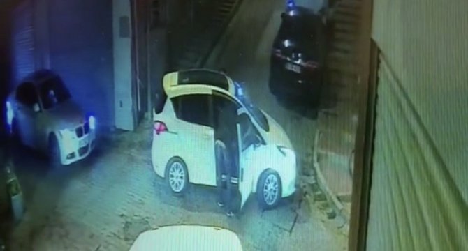 İ̇stanbul’da Dehşet Anları Kamerada: Laf Attıkları Kızı Koruyan Adamı Bıçakladılar