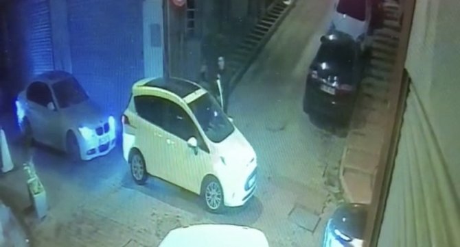 İ̇stanbul’da Dehşet Anları Kamerada: Laf Attıkları Kızı Koruyan Adamı Bıçakladılar