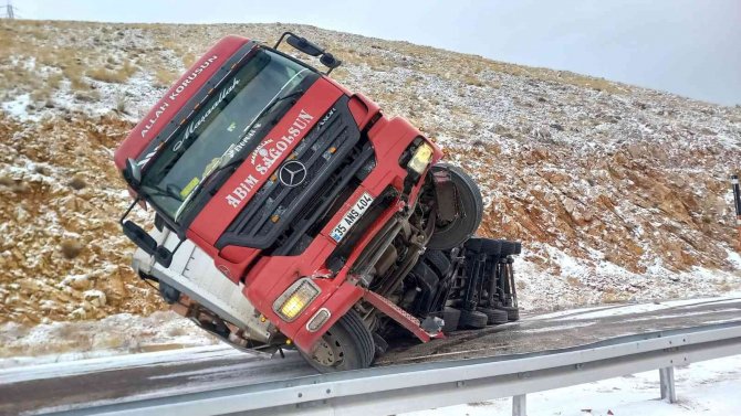 Polisin Örttüğü Battaniye Kazazedeyi, Çekilen Görüntüler İse İzleyenlerin İçini Isıttı