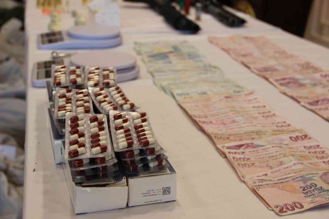 İ̇zmir’de Dev Uyuşturucu Operasyonu: 33 Torbacı Gözaltına Alındı