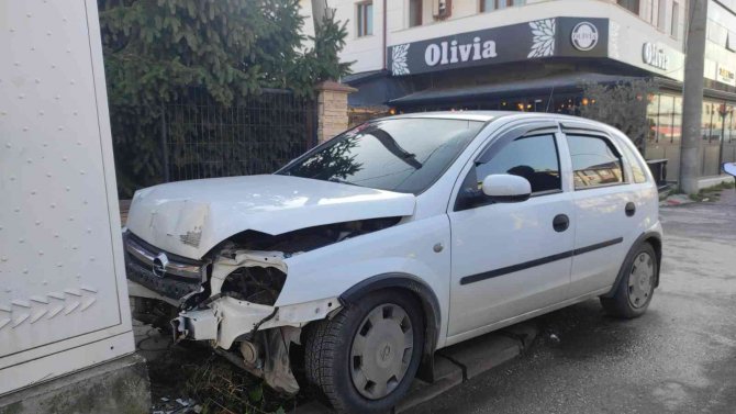 Kontrolden Çıkan Otomobil, Şebeke Kutusuna Çarptı: 1 Yaralı
