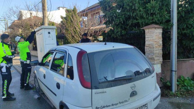 Kontrolden Çıkan Otomobil, Şebeke Kutusuna Çarptı: 1 Yaralı