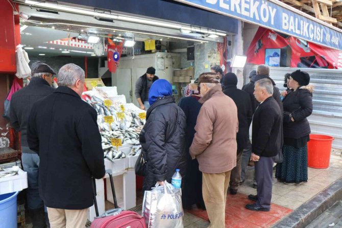 Vatandaş Balık Fiyatlarından, Balıkçı Da Vatandaştan Şikayetçi