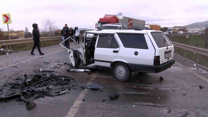 Sancaktepe’de İki Araç Kafa Kafaya Çarpıştı, Otomobil Kağıt Gibi Ezildi