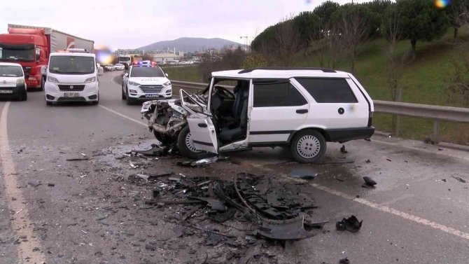 Sancaktepe’de İki Araç Kafa Kafaya Çarpıştı, Otomobil Kağıt Gibi Ezildi
