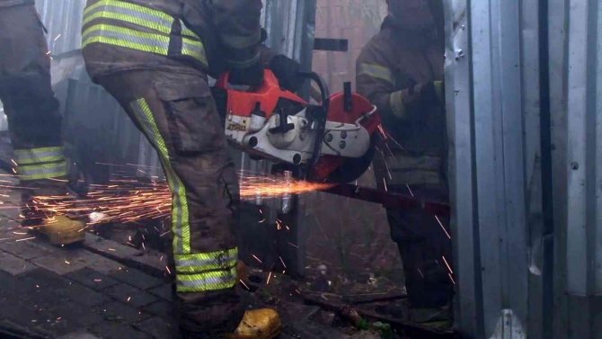 Şişli’de İtfaiye Ekipleri Binadan Kopan Parçaların Altında Kalmaktan Kıl Payı Kurtuldu