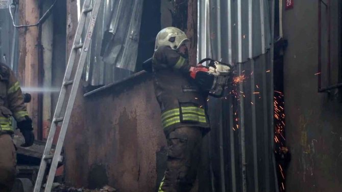 Şişli’de İtfaiye Ekipleri Binadan Kopan Parçaların Altında Kalmaktan Kıl Payı Kurtuldu