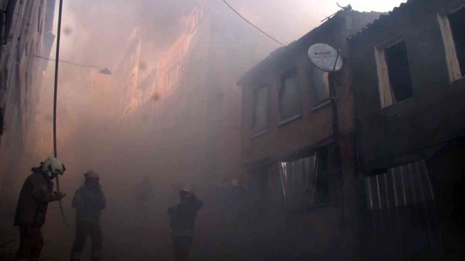 Şişli’de İtfaiye Ekipleri Binadan Kopan Parçaların Altında Kalmaktan Kıl Payı Kurtuldu