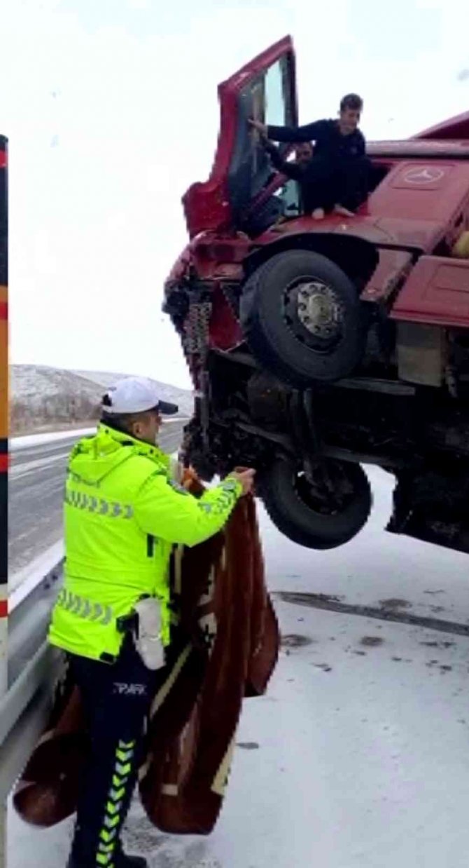 Polisin Örttüğü Battaniye Kazazedeyi, Çekilen Görüntüler İse İzleyenlerin İçini Isıttı