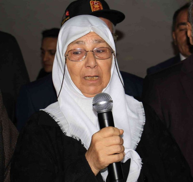 Şehit Annesi Eline Mikrofonu Aldı: "Yerine Evladını Koydu, İntikamını Doya Doya Alacak"