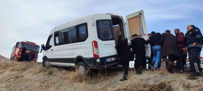 Şarampole Yuvarlanmaması İçin İple Minibüsü Böyle Tuttular