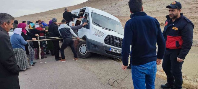 Şarampole Yuvarlanmaması İçin İple Minibüsü Böyle Tuttular