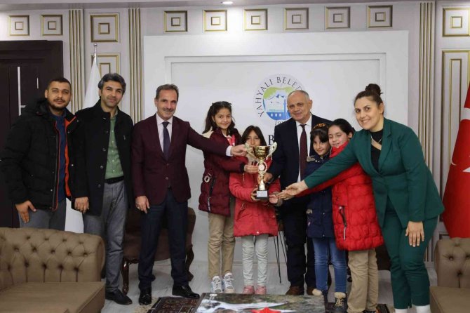 Başkan Öztürk, Şampiyon Öğrencileri Makamında Kabul Etti