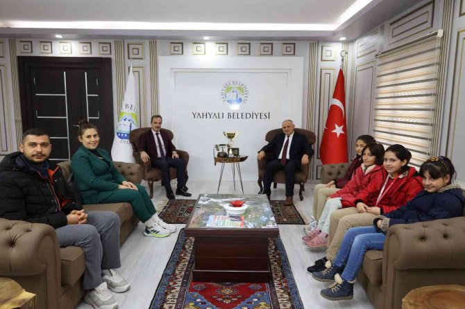 Başkan Öztürk, Şampiyon Öğrencileri Makamında Kabul Etti