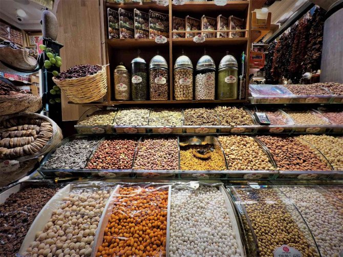 Eminönü’nde Kuruyemişler Yılbaşı Öncesi Tezgahları Süsledi