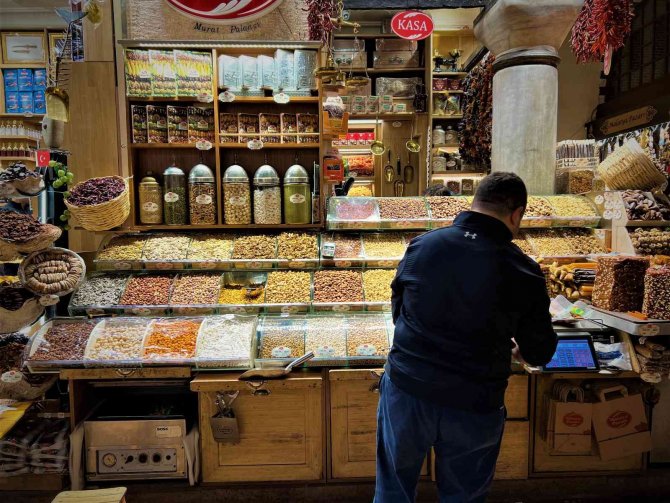 Eminönü’nde Kuruyemişler Yılbaşı Öncesi Tezgahları Süsledi