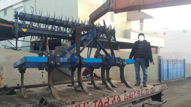 Jandarma, Çalınan Traktör Ve Tarım Aletini Bularak Sahibine Teslim Etti