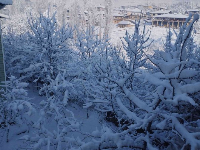 Okular Tatil Edildi, Çocuklar Kar Topu Oynamaya Koştu