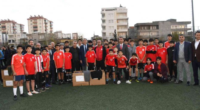 Hayırsever İşadamından Sporculara Malzeme Desteği