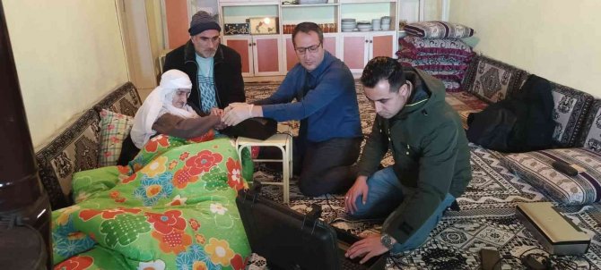 Yatalak Ve Görme Engelli Makbule Güneş’in Kimlik Yenileme İşlemi Evinde Yapıldı