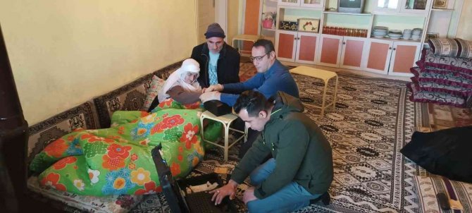 Yatalak Ve Görme Engelli Makbule Güneş’in Kimlik Yenileme İşlemi Evinde Yapıldı