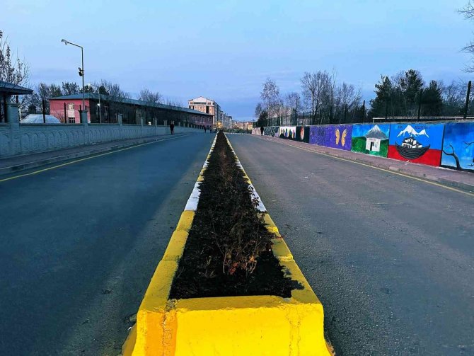 Ağrı’da Bankların Demirlerini Söküp Kullanılamaz Hale Getirdiler