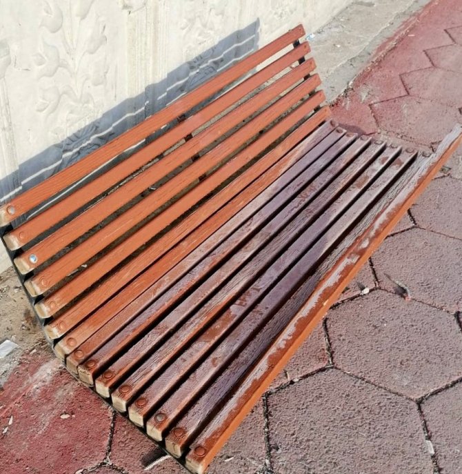 Ağrı’da Bankların Demirlerini Söküp Kullanılamaz Hale Getirdiler