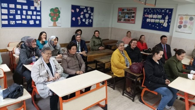 Milli Eğitim Müdürü Tatlı, Burhaniye’ De Ailelerle Bir Araya Geldi