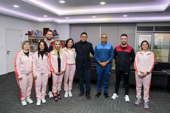 Aliağalı Minik Yüzücülerden Dikkat Çeken Performans