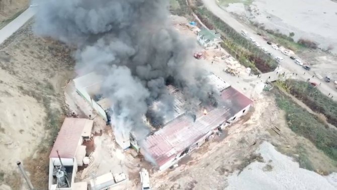 Amasya’da Kontrplak Fabrikasında Korkutan Yangın