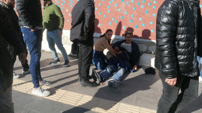 Bıçaklanan Adamı Gören Uzaklaştı, Yardımına Sadece Genç Kadın Koştu