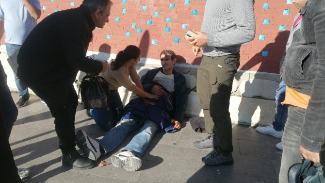 Bıçaklanan Adamı Gören Uzaklaştı, Yardımına Sadece Genç Kadın Koştu