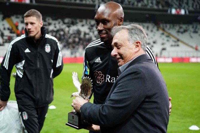 Beşiktaş, Dünya Kupası’nda Forma Giyen İsimlere Plaket Verdi