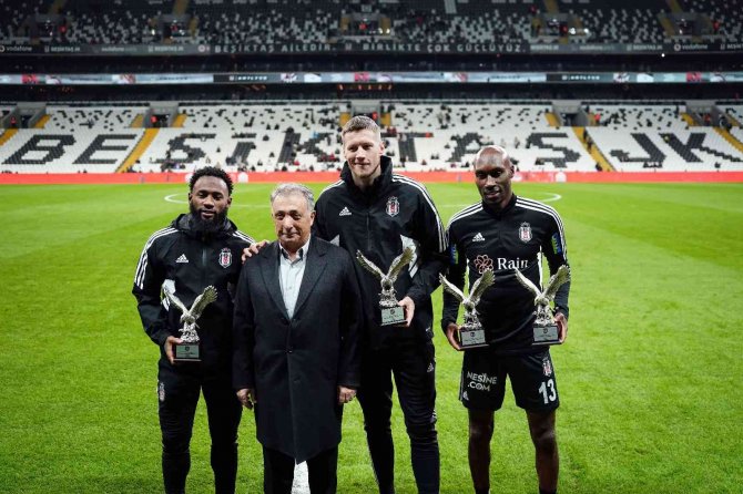 Beşiktaş, Dünya Kupası’nda Forma Giyen İsimlere Plaket Verdi