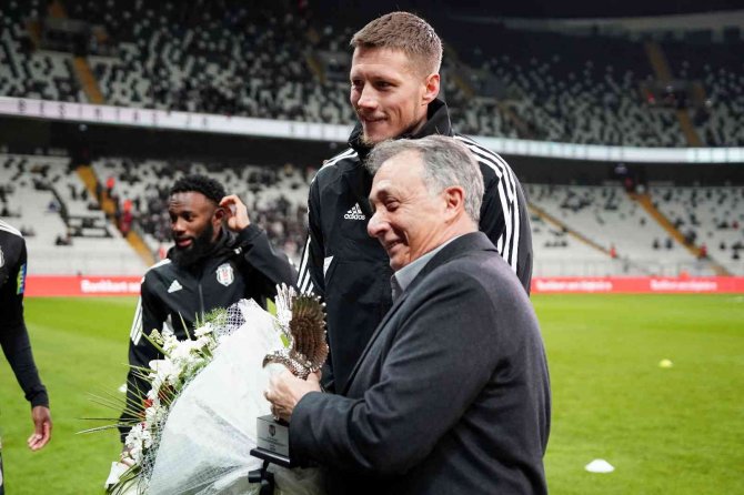 Beşiktaş, Dünya Kupası’nda Forma Giyen İsimlere Plaket Verdi