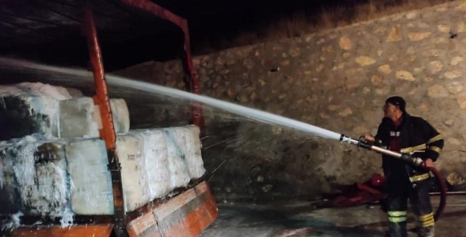 Bingöl’de Yanan Tır Kullanılamaz Hale Geldi