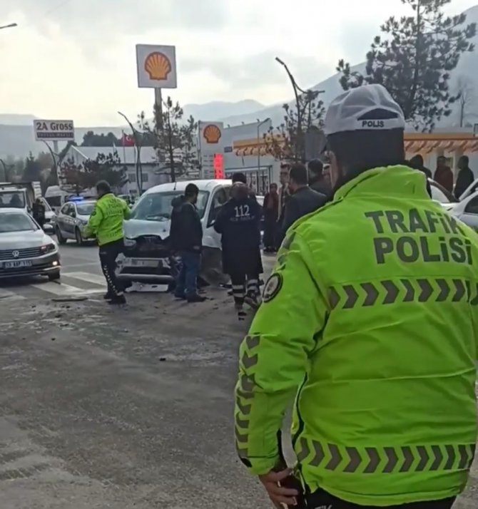 Tatvan’da Zincirleme Kaza: 3 Yaralı