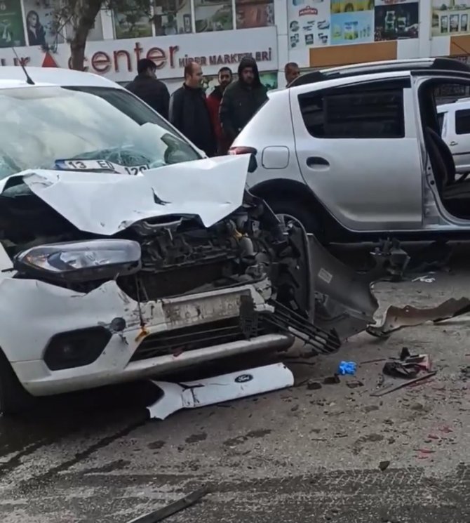 Tatvan’da Zincirleme Kaza: 3 Yaralı