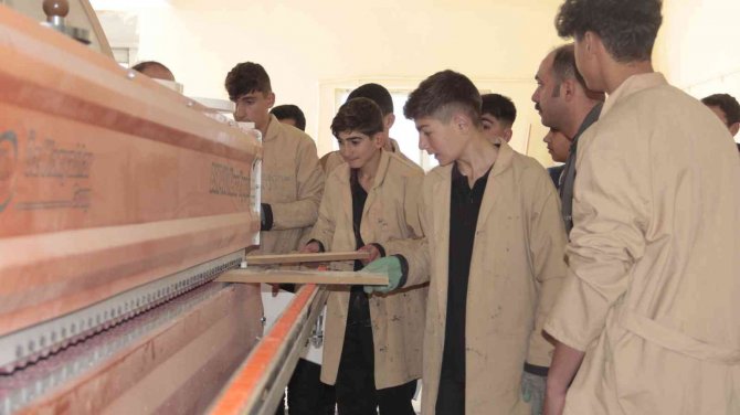 Cirosuyla Fabrikaları Geçen Okul