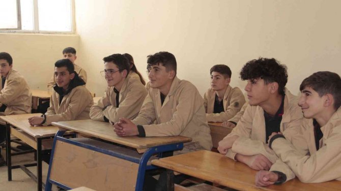 Cirosuyla Fabrikaları Geçen Okul