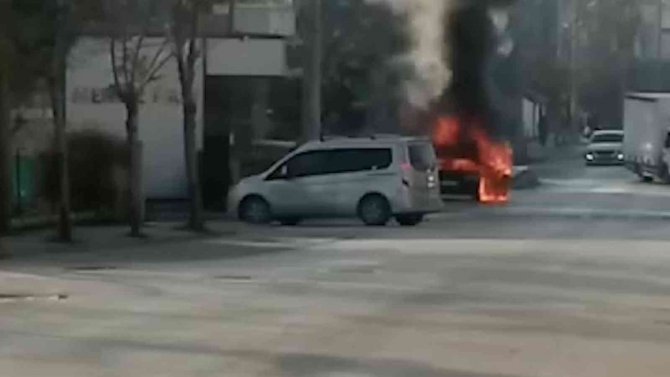 Alev Alev Yanan Otomobil Hurdaya Döndü